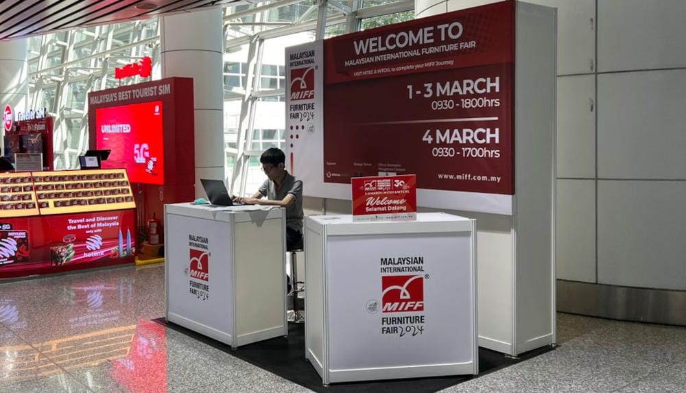 MIFF Courtesy Counter w hali przylotów międzynarodowego lotniska w Kuala Lumpur