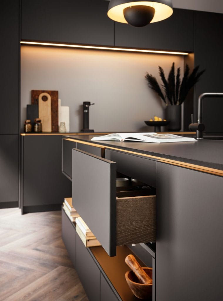 Loftowa, nowoczesna kuchnia w kolorach szarości, bezuchwytowa wykonana w wykorzystaniem obrzeży RAUKANTEX od REHAU