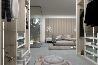 Sevroll - garderoba w jasnych barwach z widocznym łóżkiem