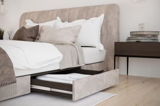 Szuflady pod łóżkiem w nowoczesnej sypialni – funkcjonalne przechowywanie pościeli z wykorzystaniem prowadnic kulkowych Sevroll H-53