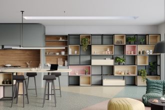 Stwórz przyjemne przestrzenie z Innovus: spokojne, ciepłe dekory drewna, takie jak Jesion Smart M6306 i Dąb Lorca M4289, można doskonale łączyć z motywami tekstylnymi i harmonijnymi, naturalnymi kolorami, takimi jak Avocado L969 lub Guava L5237.