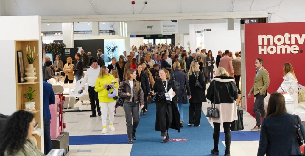 Odwiedzający targi Build & Outdoor Architecture Expo - zdjęcie tłumu na korytarzu targów