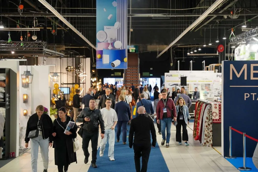 Odwiedzający targi Build & Outdoor Architecture Expo - zdjęcie tłumu na korytarzu targów