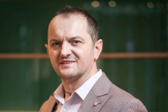 Andrzej Czech jest ekspertem komunikacji i doradcą biznesowym, założycielem Sfery Group, mentorem, trenerem biznesu i autorem publikacji branżowych, specjalizującym się w strategiach komunikacji i rozwoju sprzedaży na rynku wnętrzarskim i budowlanym.