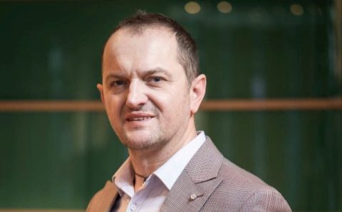 Andrzej Czech jest ekspertem komunikacji i doradcą biznesowym, założycielem Sfery Group, mentorem, trenerem biznesu i autorem publikacji branżowych, specjalizującym się w strategiach komunikacji i rozwoju sprzedaży na rynku wnętrzarskim i budowlanym.