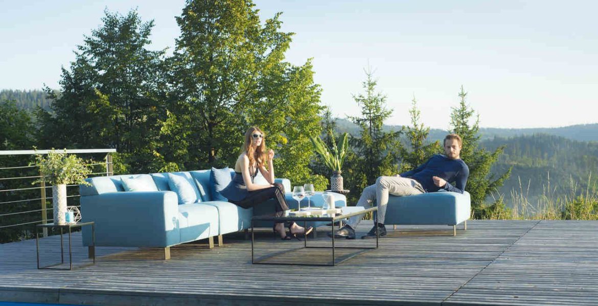 Prosta, ponadczasowa forma mebli pozostaje elegancka, niezależnie od upływającego czasu. Elementy kolekcji modułowej Benz umożliwiają tworzenie konfiguracji narożnych oraz sofowych. Wypoczynkowe meble do ogrodu od Bizzarto mogą spędzać cały rok na świeżym powietrzu.