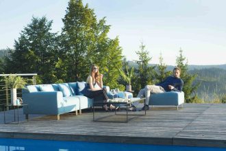 Prosta, ponadczasowa forma mebli pozostaje elegancka, niezależnie od upływającego czasu. Elementy kolekcji modułowej Benz umożliwiają tworzenie konfiguracji narożnych oraz sofowych. Wypoczynkowe meble do ogrodu od Bizzarto mogą spędzać cały rok na świeżym powietrzu.