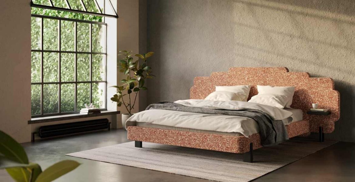 Niepowtarzalny wykrój zagłówka łóżka Aztec projektu Grynasz Studio dla marki Bizzarto, to hołd dla azteckich motywów zdobniczych. Występuje w trzech wariantach wielkości i wzoru – od skromnego po efektownie rozbudowany. Ten ostatni, najszerszy, może być wyposażony w podręczne półeczki zastępujące stoliki nocne. Podobnie jak nóżki, elementy te dostępne są w wielu wybarwieniach drewna, a wszystkie warianty zagłówka – w tkaninach do wyboru z bogatej gamy propozycji.