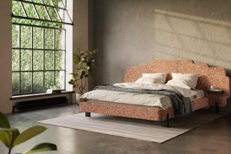 Niepowtarzalny wykrój zagłówka łóżka Aztec projektu Grynasz Studio dla marki Bizzarto, to hołd dla azteckich motywów zdobniczych. Występuje w trzech wariantach wielkości i wzoru – od skromnego po efektownie rozbudowany. Ten ostatni, najszerszy, może być wyposażony w podręczne półeczki zastępujące stoliki nocne. Podobnie jak nóżki, elementy te dostępne są w wielu wybarwieniach drewna, a wszystkie warianty zagłówka – w tkaninach do wyboru z bogatej gamy propozycji.