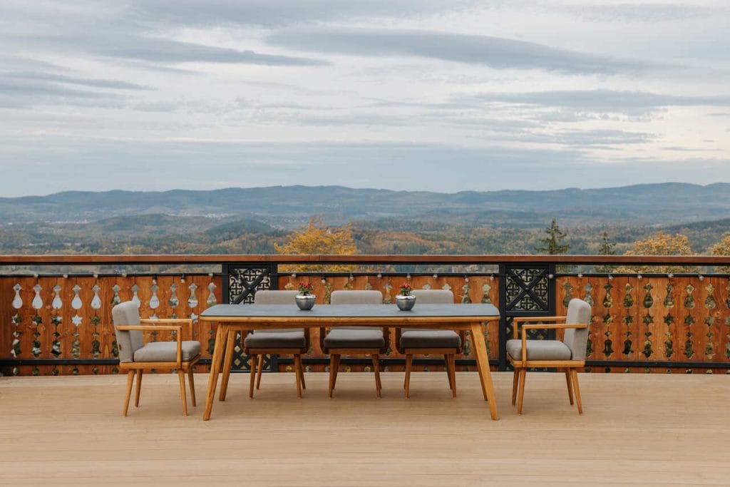 Kolekcja jadalniana Bouhus RONDO Polska to fuzja stylu skandynawskiego lat 60. z nowoczesnym designem. Meble zostały wykonane z drewna robinii akacjowej z blatem HPL odpornym na warunki atmosferyczne. Eleganckie połączenie kolorów oraz użycie szlachetnych materiałów powoduje, że obcowanie z produktami z linii Bouhus to czysta przyjemność. 