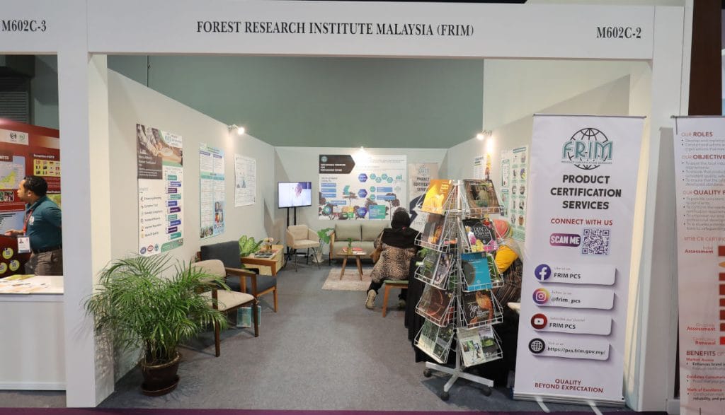 Stoisko Forest Research Institute Malaysia (FRIM) na Międzynarodowych targach meblowych w Malezji MIFF