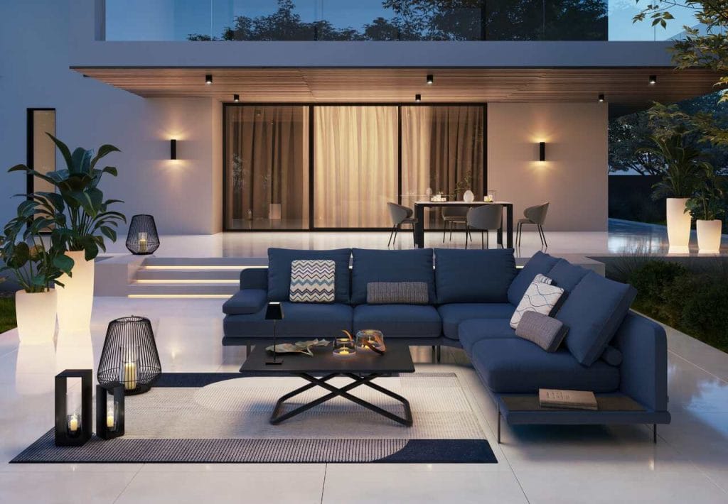 Elegancki narożnik Tivoli do ogrodu lub na taras z salonu KLER, znajdującego się w Galerii Wnętrz DOMAR, uczyni każdą przestrzeń zewnętrzną idealną do relaksu. Dostępny jest w układzie prawo- lub lewostronnym, chociaż obie jego części mają tę samą długość. Mebel wykonano w tkaninie z kolekcji Aura dedykowanej dla mebli ogrodowych, w kolorach beżowym lub granatowym. 