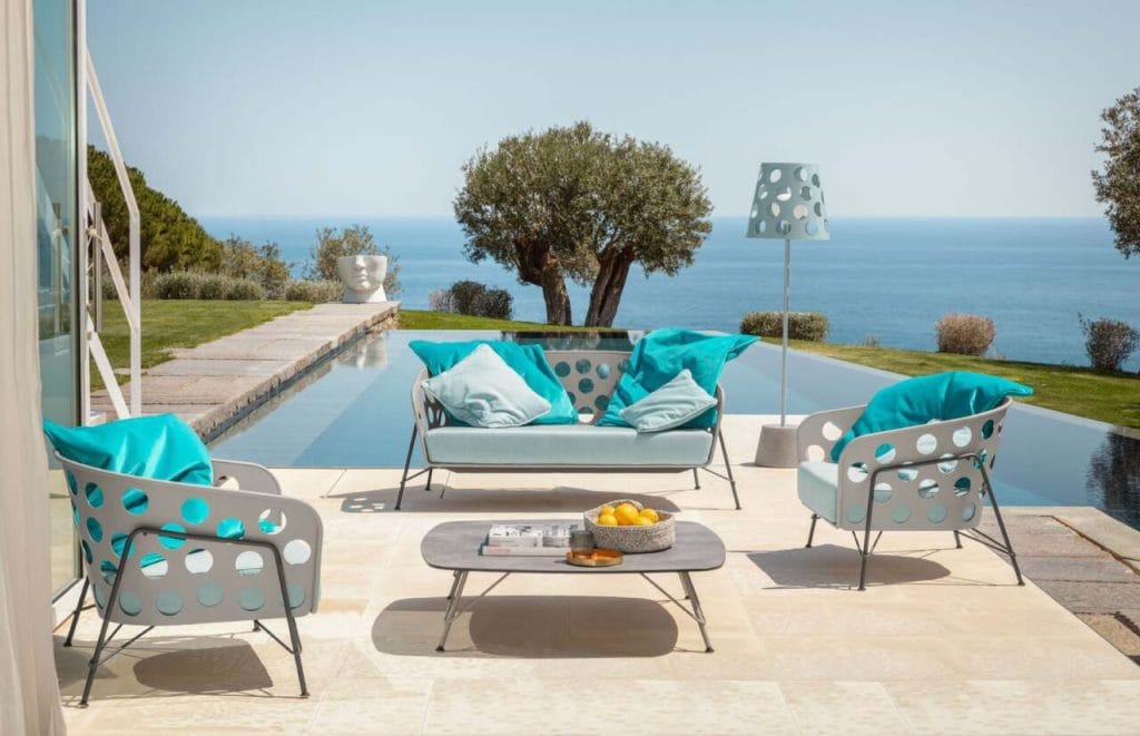 Kolekcja Bolle z salonu ITALMEBLE, znajdującego się we wrocławskiej Galerii Wnętrz DOMAR, oferuje śródziemnomorską estetykę i design – tak, by połączyć pobyt w plenerze z wygodą i oryginalnością. Wszystkie elementy charakteryzują się konstrukcją oparcia z makroperforacją, która nawiązuje do lekkiej formy bąbelków. 