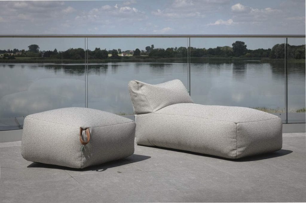 BREEZE marki GARDEN RABBIT to kolekcja prostych, lekkich i wygodnych mebli outdoorowych. Zamknięty w meblowym pokrowcu styropian EPS w kształcie kulek idealnie dopasowuje się do ciała ułożonego w dowolnej pozycji. Tkanina użyta na meblu jest wykonana z olefinu, czyli nowoczesnego włókna spełniającego wszelkie warunki do zewnętrznego stosowania. 