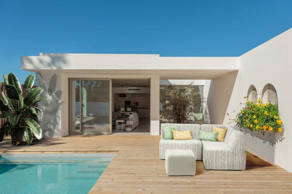 WAVE marki GARDEN RABBIT to kolekcja modułowych mebli ogrodowych, która łączy w sobie funkcjonalność, komfort i estetykę. Została zaprojektowana z myślą o maksymalnej elastyczności i personalizacji przestrzeni ogrodowej. Moduły można dowolnie zestawiać i konfigurować. W meblach WAVE zastosowano piankę CPU. Jest ona bardziej wytrzymała, odporna na wilgoć i ma doskonałe właściwości izolacyjne. Meble zostały wykonane z wysokiej jakości tkanin outdoorowych FibreGuard Outdoor®. 