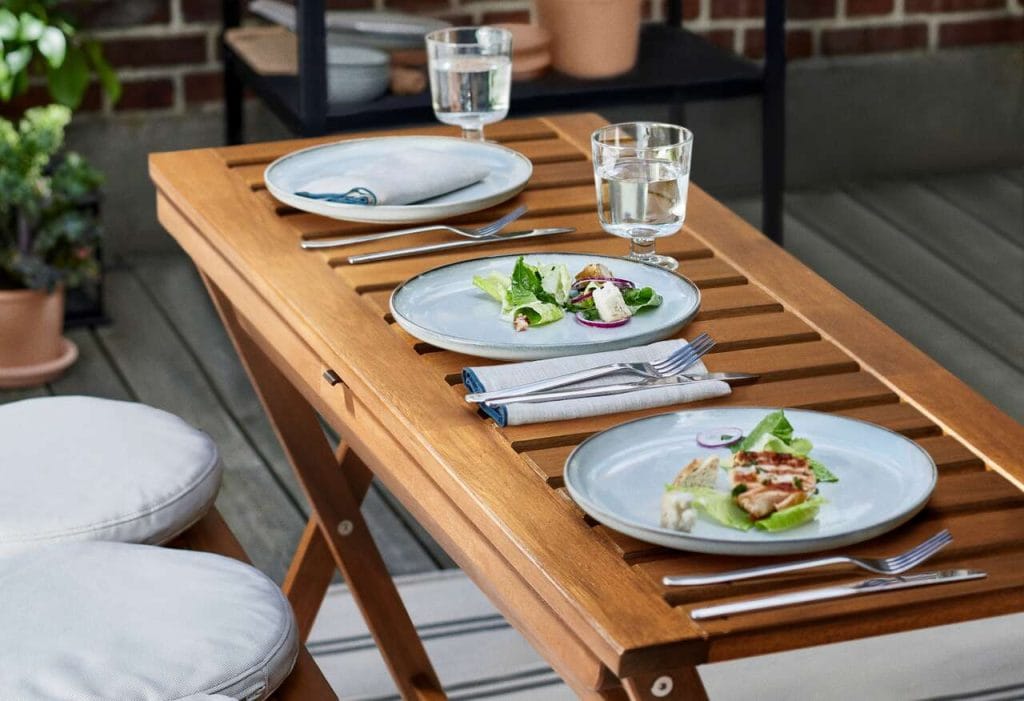 Stół składany NÄMMARÖ jest częścią kolekcji IKEA o tej samej nazwie, w skład której wchodzą również modułowe sofy, krzesła, leżanki ogrodowe, ekrany, skrzynie i ławy – wszystko, co potrzebne, by urządzić balkon, taras czy ogród. Wykonany z trwałego drewna akacjowego, zachwyca naturalnym wyglądem i odpornością na warunki atmosferyczne. 