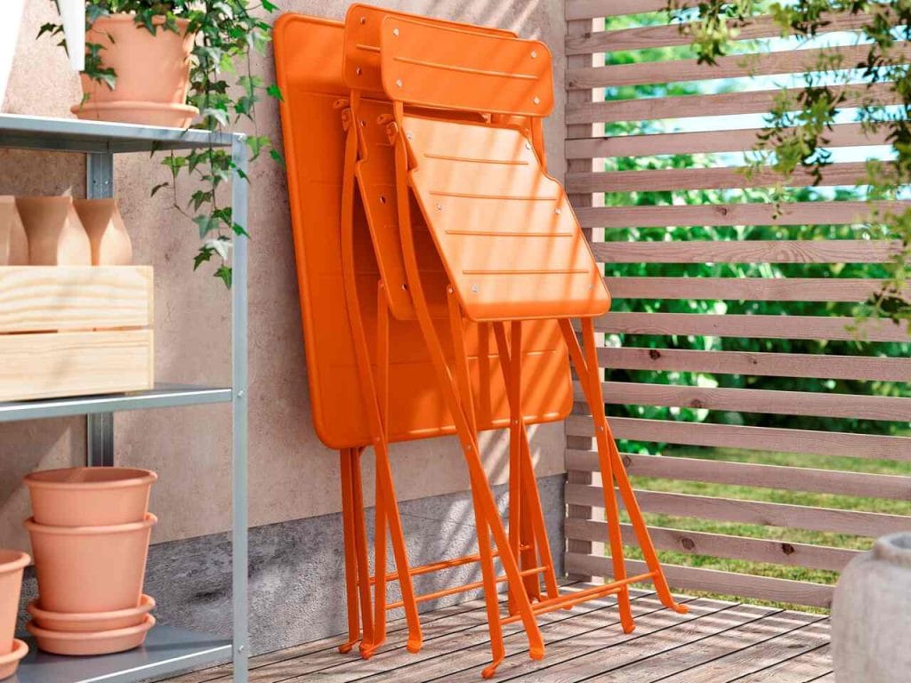 Kolekcja mebli ogrodowych SUNDSÖ z oferty IKEA to feeria barw i pozytywnej energii, która ożywi każdą przestrzeń na świeżym powietrzu. Stoły, szafki i krzesła dostępne są w kolorach od intensywnego antracytu i głębokiego granatu po jaskrawą pomarańcz czy jasnozielony. Stół SUNDSÖ, przeznaczony na balkon lub taras, wyróżnia się składaną konstrukcją, ułatwiającą przechowywanie oraz trwałością, dzięki stali lakierowanej proszkowo, odpornej na intensywne użytkowanie. 