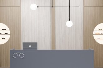 Interprint - zdjęcie główne z użyciem jasnych dekorów w recepcji