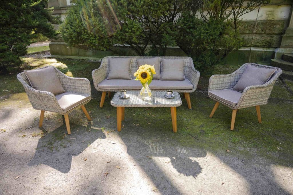 Meble LARGO GRANDE od Bello Giardino to połączenie nowoczesnego designu i wysokiej jakości wykonania. Miękkie poduszki i elegancka plecionka technorattanowa nadadzą przestrzeni zewnętrznej wyjątkowy charakter. Wykonane z trwałych materiałów meble są odporne na warunki atmosferyczne, dzięki czemu będą służyć przez wiele lat.