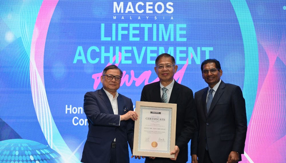Międzynarodowe Targi Meblowe Malezji (MIFF) - Dato' Dr Tan Chin Huat odbiera nagrodę za całokształt twórczości od MACEOS