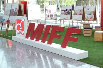 Logo targów MIFF w Malezji na hali podczas ekspozycji