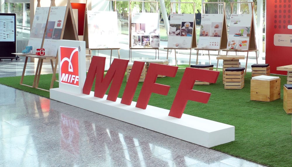 Logo targów MIFF w Malezji na hali podczas ekspozycji