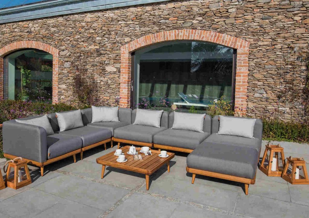 Kolekcja wypoczynkowa Nourd firmy RONDO Polska została zaprojektowana przez polskiego projektanta Michała Kwasieborskiego. Ta wariacja na temat skandynawskiego designu lat 60. doskonale wpisuje się we wciąż obecne na rynku trendy. Drewniany stelaż z drewna robinii akacjowej, wykończony z największą starannością, a do tego wygodne poduszki, które dzięki zastosowaniu specjalnej pianki z systemem Quick Dry oraz wiodącej na rynku tkaniny Sunbrella są też niezwykle trwałe i funkcjonalne. 