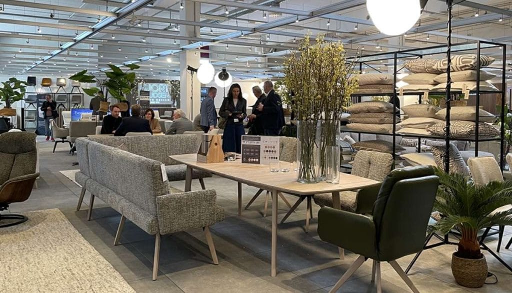 Ekspozycja mebli klasycznego mieszkania na Partnertage Ostwestfalen podczas targów meblarskich w Niemczech 2026.