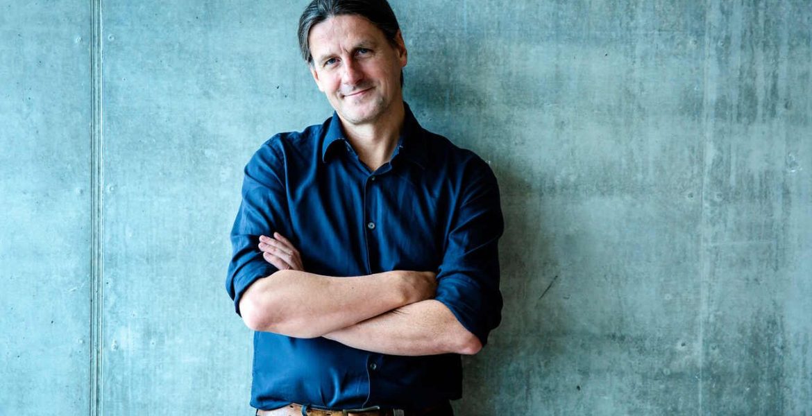 Piotr Michoń to naukowiec, który łączy ekonomię z psychologią, socjologią, historią i filozofią. Profesor Uniwersytetu Ekonomicznego w Poznaniu, autor książek, bloga i podcastu Ekonomia Szczęścia.