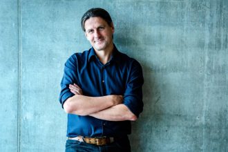 Piotr Michoń to naukowiec, który łączy ekonomię z psychologią, socjologią, historią i filozofią. Profesor Uniwersytetu Ekonomicznego w Poznaniu, autor książek, bloga i podcastu Ekonomia Szczęścia.