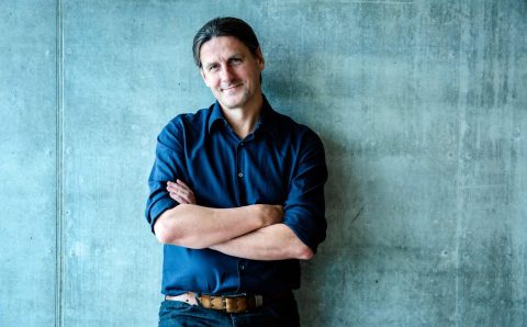 Piotr Michoń to naukowiec, który łączy ekonomię z psychologią, socjologią, historią i filozofią. Profesor Uniwersytetu Ekonomicznego w Poznaniu, autor książek, bloga i podcastu Ekonomia Szczęścia.