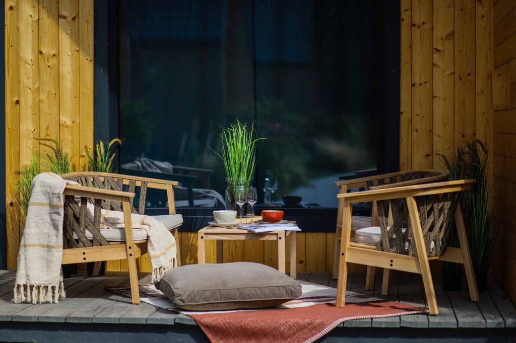 Gdzieś na skrzyżowaniu zbiorowego doświadczenia pandemii i osobistych fascynacji rzemiosłem narodził się pomysł kolekcji mebli ogrodowych Ribbon, zaprojektowanej dla marki Poom Furniture. Autorzy projektu to Szymon Hanczar i Przemysław Słowik z hanczar.studio. 