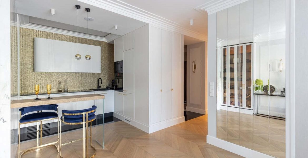 Kuchnia i salon z widocznym fragmentem holu. Projekt wnętrza: Architekt Wnętrz Anna Wilniewczyc. Fot. Pion Poziom.