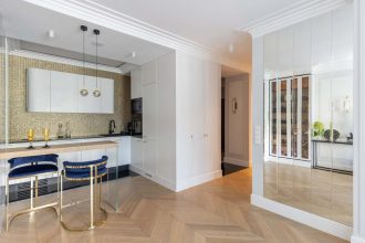 Kuchnia i salon z widocznym fragmentem holu. Projekt wnętrza: Architekt Wnętrz Anna Wilniewczyc. Fot. Pion Poziom.