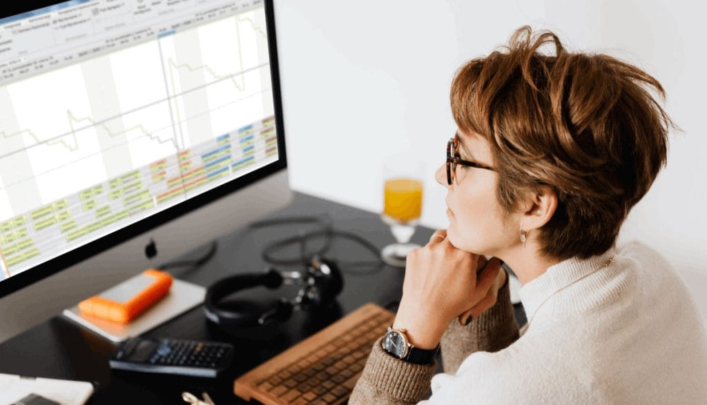 Kobieta przed komputerem, interfejs Podpis: System APS: PSIpenta/MES Scheduling