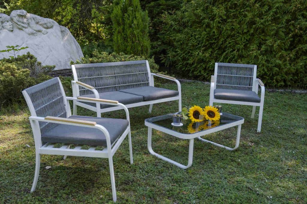 Meble aluminiowe RARO firmy Bello Giardino to synonim luksusu i komfortu na świeżym powietrzu. Wykonane z wysokiej jakości aluminium i plecionki, są odporne na działanie czynników atmosferycznych, zachowując swój piękny wygląd przez wiele sezonów. 
