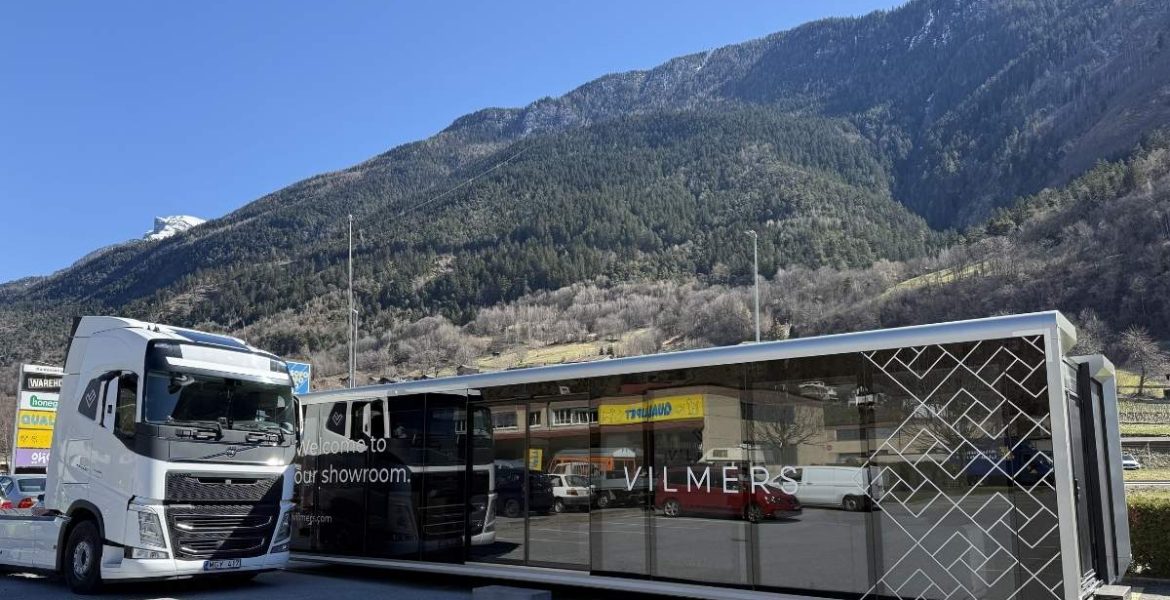 Mobilny showroom Vilmers Demo Truck w akcji – innowacyjna prezentacja mebli tapicerowanych w Europie