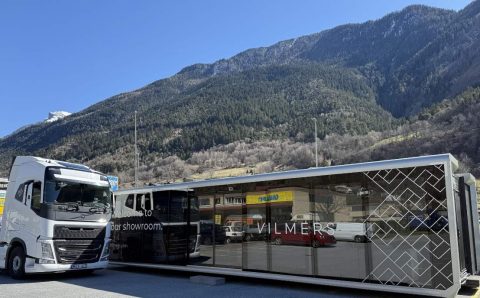 Mobilny showroom Vilmers Demo Truck w akcji – innowacyjna prezentacja mebli tapicerowanych w Europie