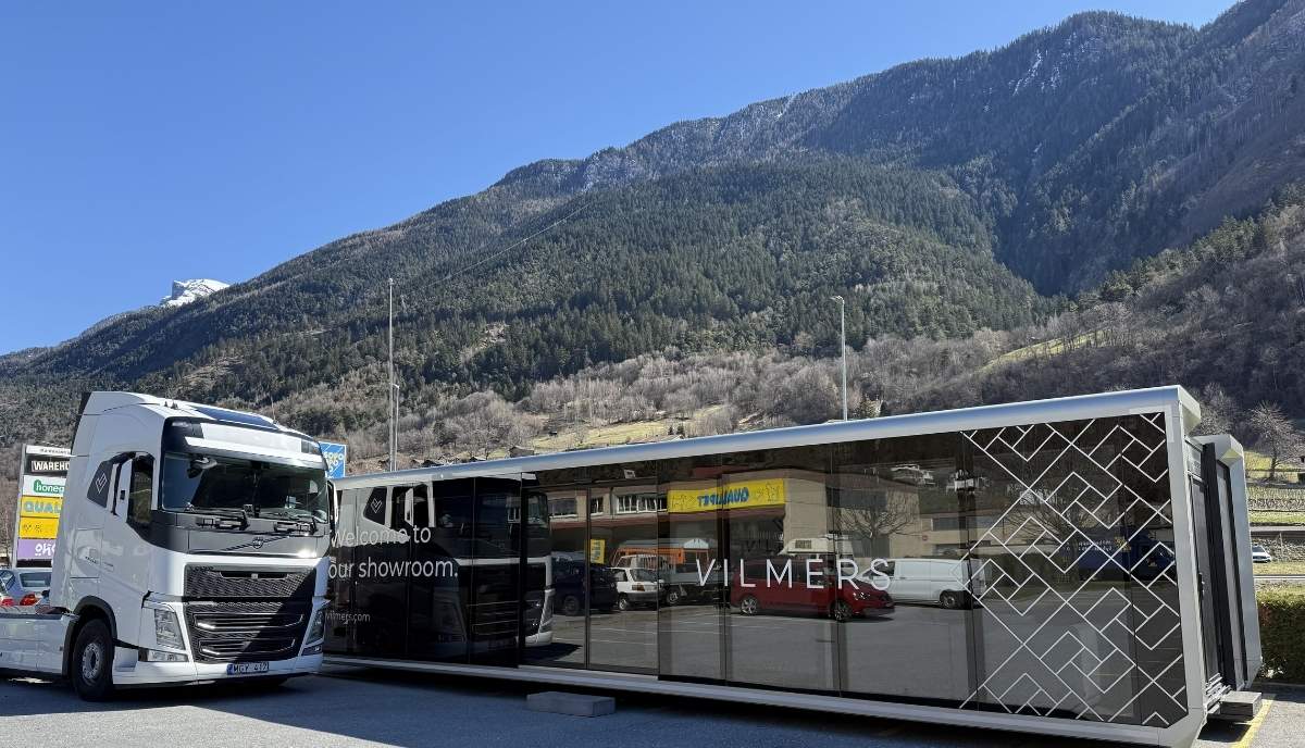 Mobilny showroom Vilmers Demo Truck w akcji – innowacyjna prezentacja mebli tapicerowanych w Europie