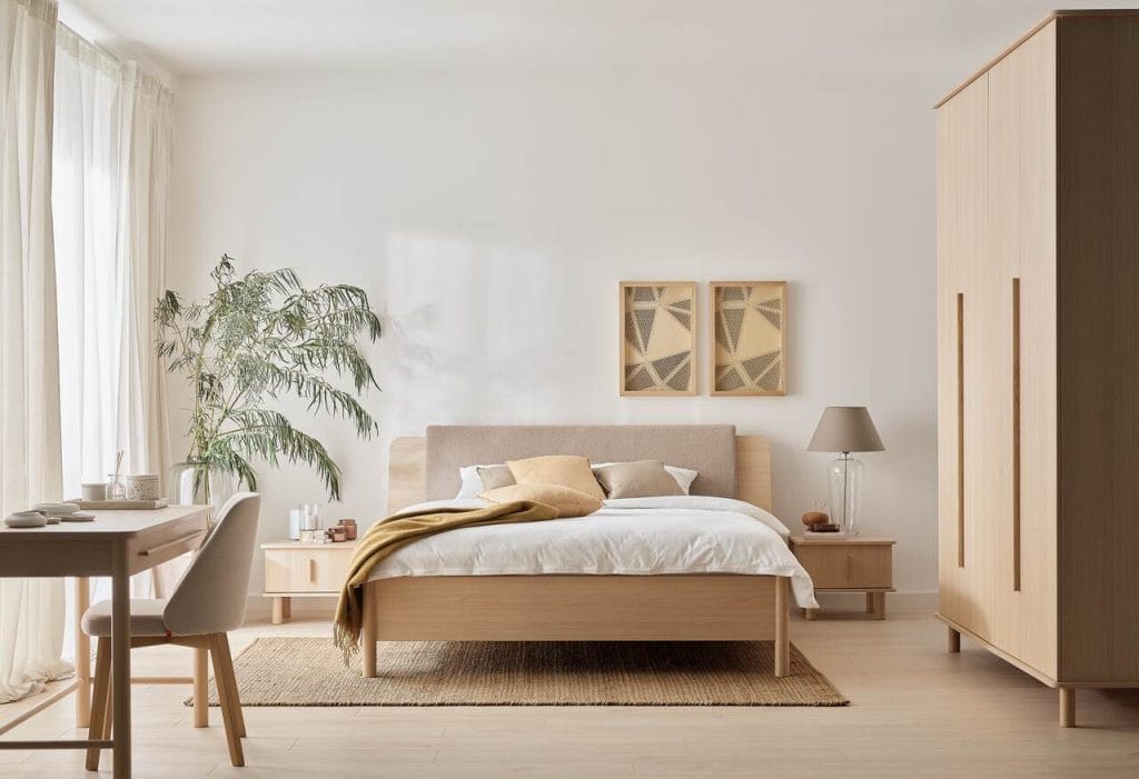 Przytulna sypialnia Omm, zaprojektowana przez Bogusza Jagiełło dla marki Vox, wyróżnia się harmonią kształtów, funkcjonalnością i naturalnymi materiałami. Organiczne kształty, miękkie linie nawiązują do form, które spotykamy w naturze i pomagają w stworzeniu atmosfery głębokiego wypoczynku. Projektując kolekcję OMM, połączyłem dwa bliskie sobie style – japoński i skandynawski. Detale wykonane z litego drewna, takie, jak uchwyty czy nóżki, sprawiają, że meble zyskują dużo domowego ciepła – mówi Bogusz Jagiełło, projektant.