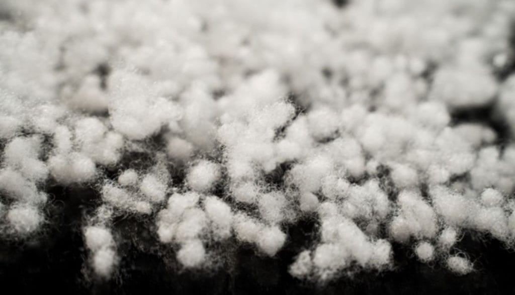 Kulka silikonowa z włókien poliestrowych (HCS) to elastyczne, miękkie i trwałe wypełnienie, które znajduje wiele zastosowań.