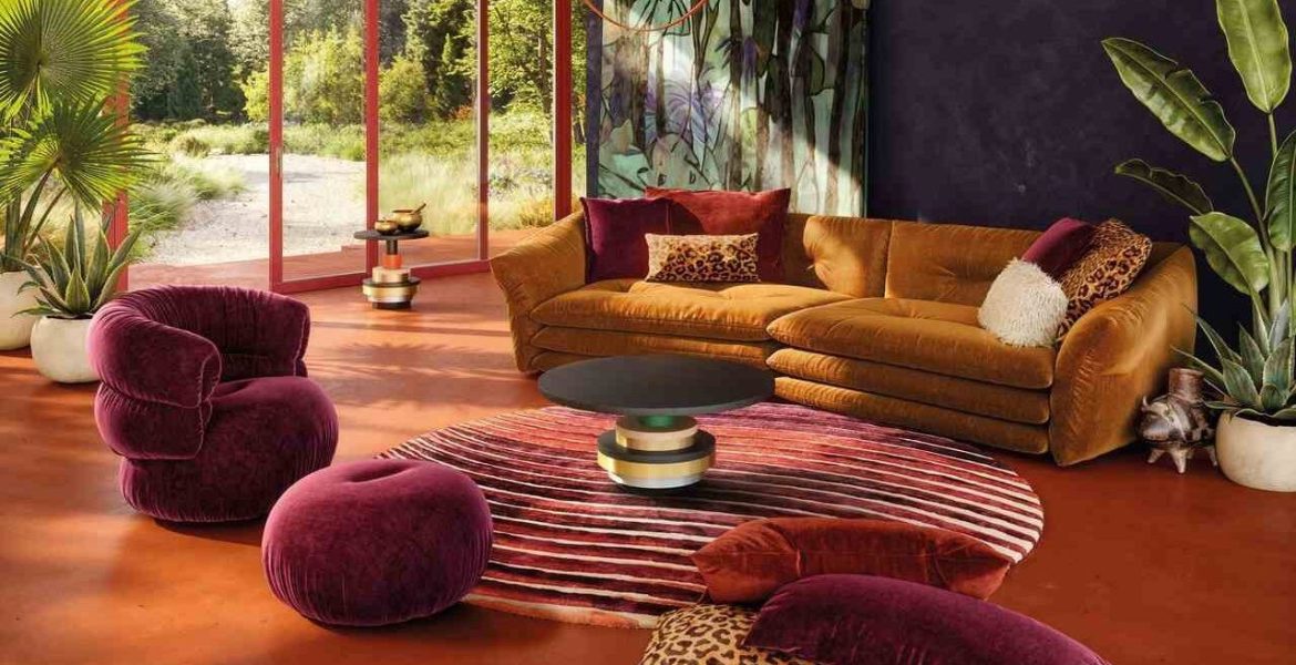 Pokryta miękkim welurem sofa to, dzięki poduszkom ułożonym jedna na drugiej, kwintesencja elegancji i luzu. Mebel wpisuje się w aktualne trendy w aranżacji wnętrz. Fot. Bretz.