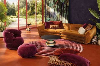 Pokryta miękkim welurem sofa to, dzięki poduszkom ułożonym jedna na drugiej, kwintesencja elegancji i luzu. Mebel wpisuje się w aktualne trendy w aranżacji wnętrz. Fot. Bretz.