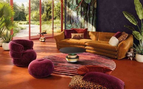 Pokryta miękkim welurem sofa to, dzięki poduszkom ułożonym jedna na drugiej, kwintesencja elegancji i luzu. Mebel wpisuje się w aktualne trendy w aranżacji wnętrz. Fot. Bretz.