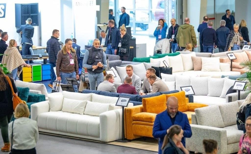 Zwiedzający MEBLE POLSKA 2025 przyjechali z ponad 70 krajów, co pokazuje globalny zasięg targów.