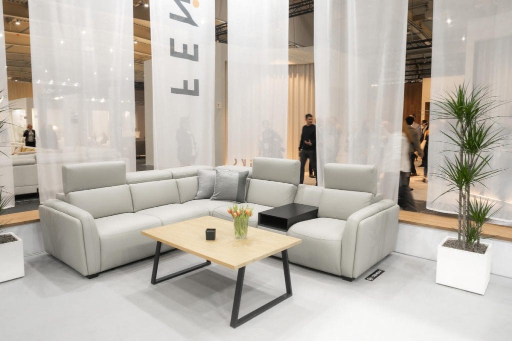 Biały narożnik na stosiku firmy Feniks na targach Meble Polska w Poznaniu.