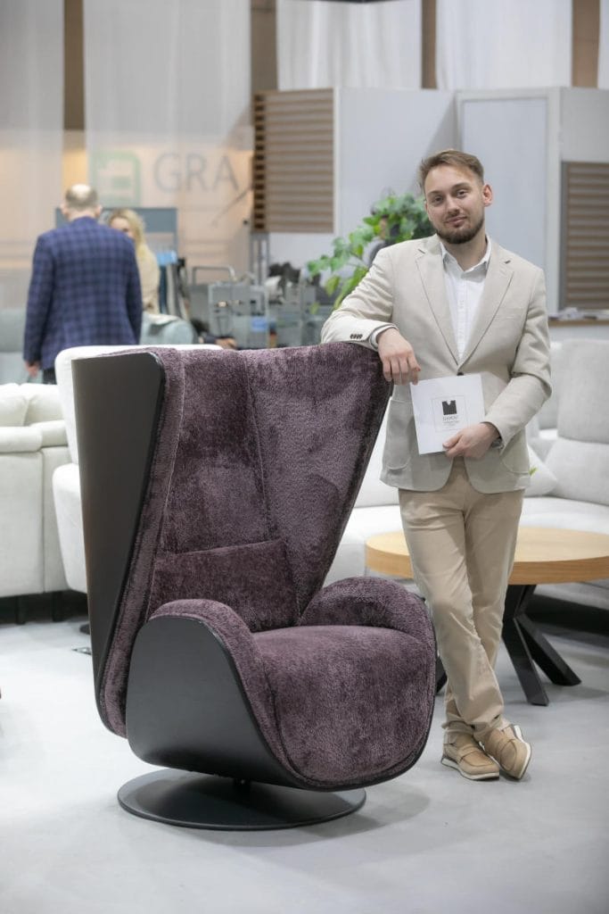 Fioletowy fotel „U Chair”, zaprojektowany przez Mateusza Nierzwickiego (na zdjęciu) zaprezentowany podczas targów Meble Polska w Poznaniu.