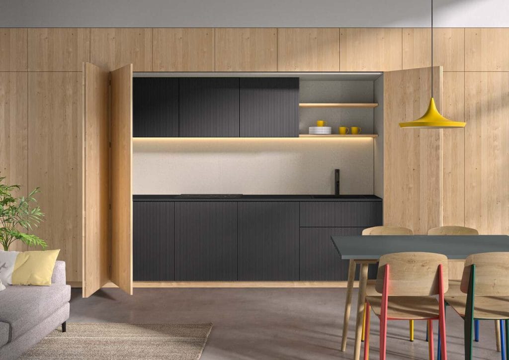 Powierzchnie prążkowane i ryflowane stały się jednymi z najmodniejszych trendów w projektowaniu wnętrz i mebli ostatnich lat. W odpowiedzi na tę popularność, do gamy produktów Finsa Design wprowadzono materiały z tymi efektami. W kolekcji Studio można znaleźć wyrazistą, prążkowaną strukturę Calypso, charakteryzującą się tłoczeniami w formie równoległych pasów o szerokości 7 mm.