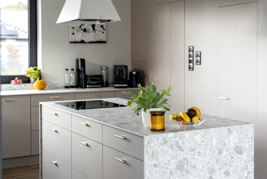 Forner SLIM – cienkie blaty kompaktowe to jeden z topowych produktów Forner, ułatwiających tworzenie pięknych wnętrz. Blaty HPL Forner z przeznaczeniem m.in. do kuchni oraz łazienek wyróżniają się nowoczesnym designem. Charakteryzuje je nie tylko niespotykana grubość: blat Forner ma zaledwie 12 mm, jak również fakt, że rdzeń jest dopasowany kolorystycznie do powierzchni blatu.