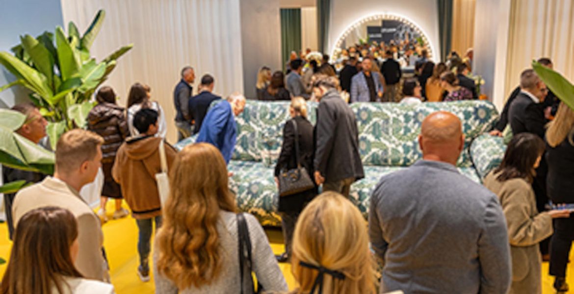 Ludzie na targach meblowych Furniture Expo